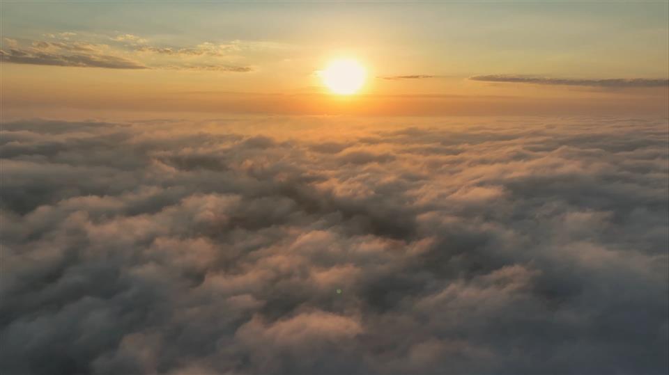 Sonnenaufgang �ber den Wolken